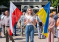 Дівчина тримає два прапори України та Польщі - Moja Polska