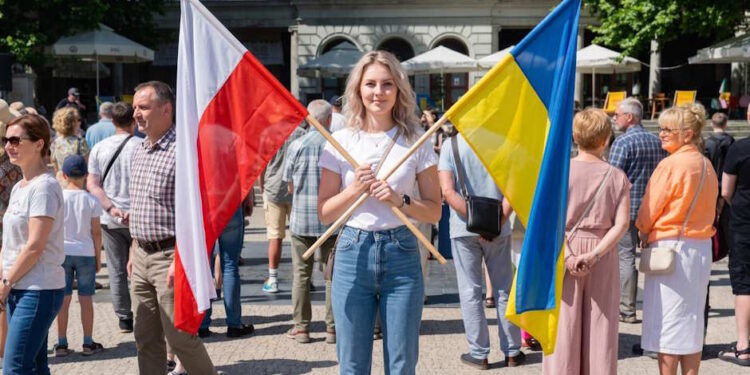 Дівчина тримає два прапори України та Польщі - Moja Polska