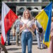 Девушка держит два флага Украины и Польши - Moja Polska